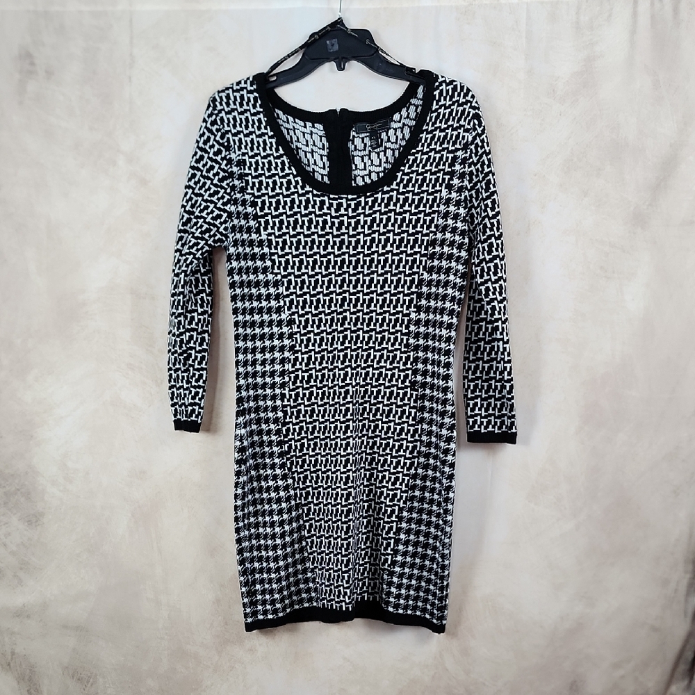 Jessica Simpson Black and White Long Sleeve Dress